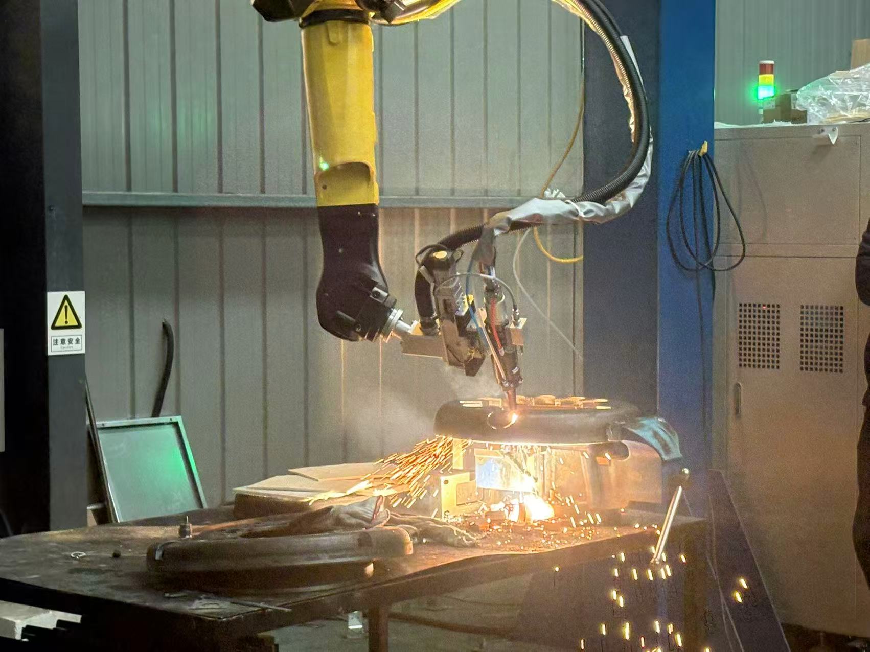 새로운 인재를 강화하고 3D 절단을 마스터하십시오! DMK 레이저의 새로운 직원 교육은 3D 레이저 절단의 핵심 적용에 중점을 둡니다.